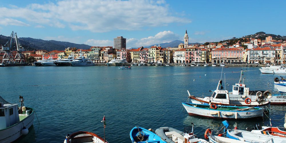 Il fascino di Calata Cuneo e della banchina del porto di Oneglia